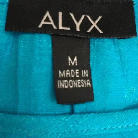 🆕Alyx Floral Embroidered Short Sleeve Top🆕 - Picture 6 of 7